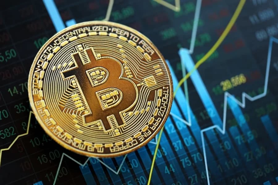 Bitcoin Slides Toward $84,000 as Iran Ship Attacks Lift Oil, Treasury Yields; Altcoins Weaken